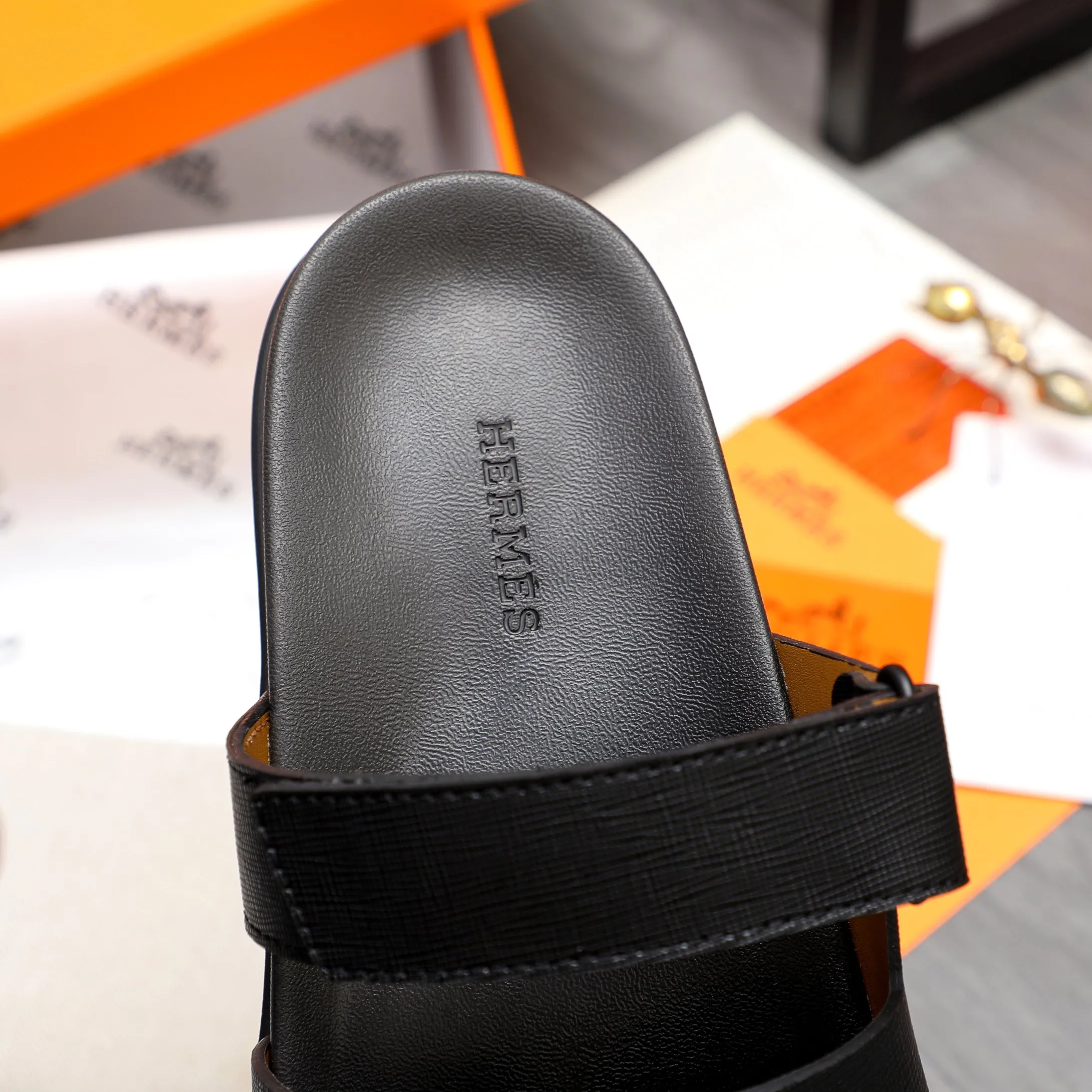 Men's shoes 💰340 Product trademark: Hermes "Hermes" Couple's slippers Regular size: 36-46 Product material: Selected vertical grain cowhide upper, microfiber lining, original outsole